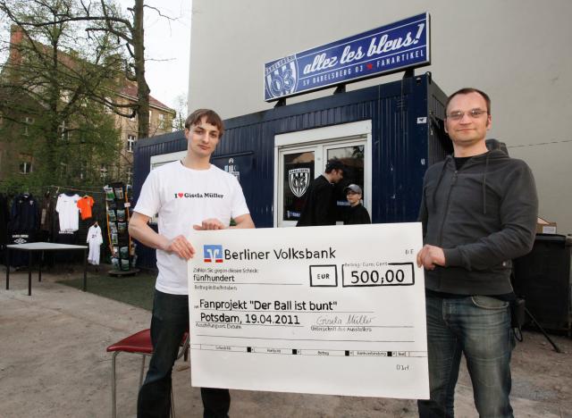 Vor dem Fan-Container mit dem Fanbeauftragten Jens Lüscher